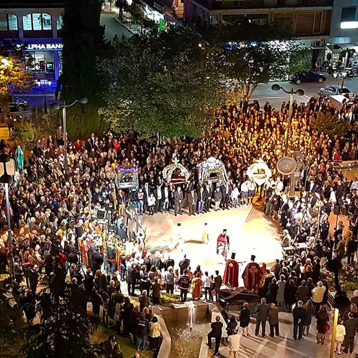 Οι Επιτάφιοι στην Κεντρική Πλατεία των Φαρσάλων (φωτ.)