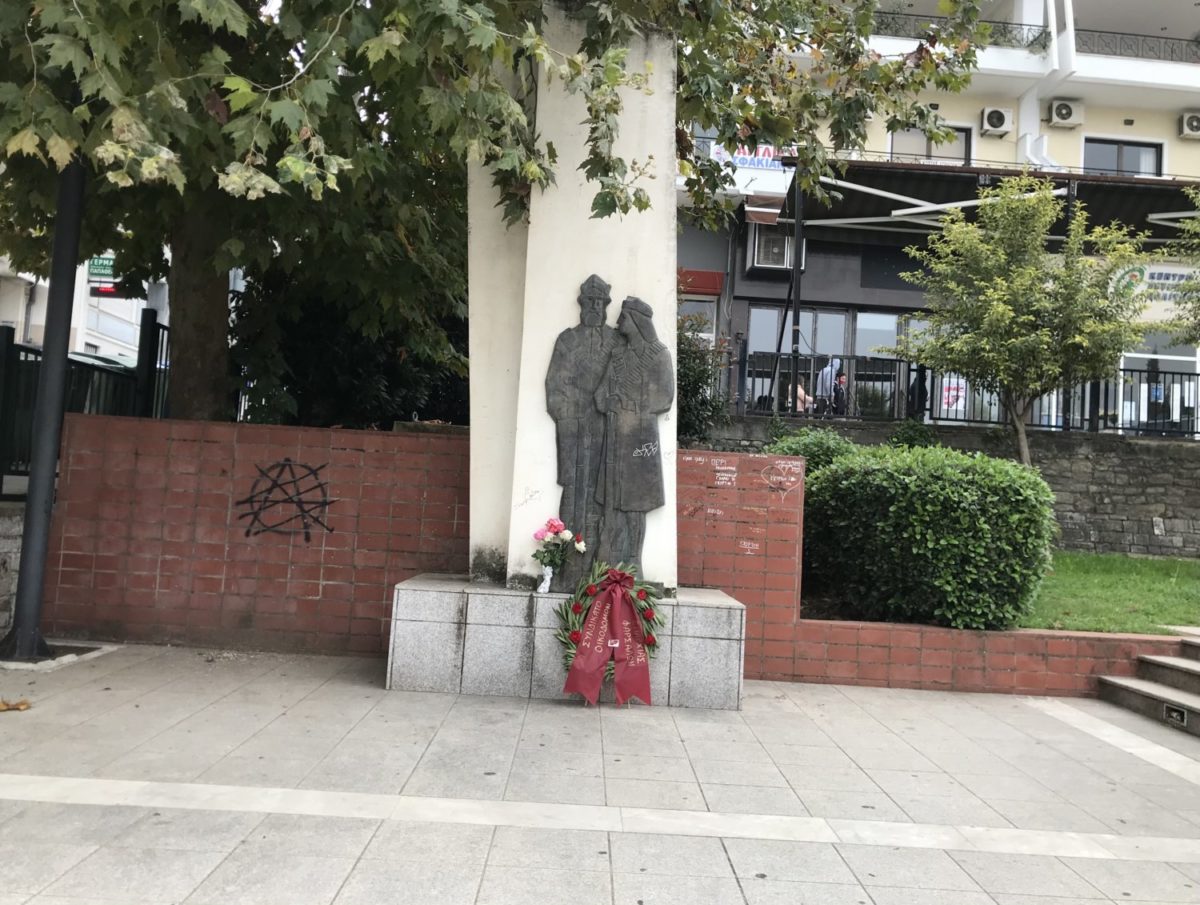 Στεφάνι κατέθεσαν ΚΚΕ και Συνδικάτο Οικοδόμων στα Φάρσαλα