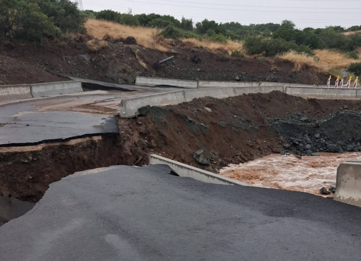 Zημιές στο υπό κατασκευή έργο της γέφυρας Αχιλλείου - Διλόφου Φαρσάλων - Κλειστός ο δρόμος