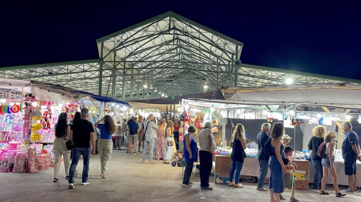 Παραδοσιακός χαλβάς Φαρσάλων σε εξωτερικό περίπτερο, κατά τη διάρκεια της μεγάλης εμποροπανήγυρης της περιοχής.
